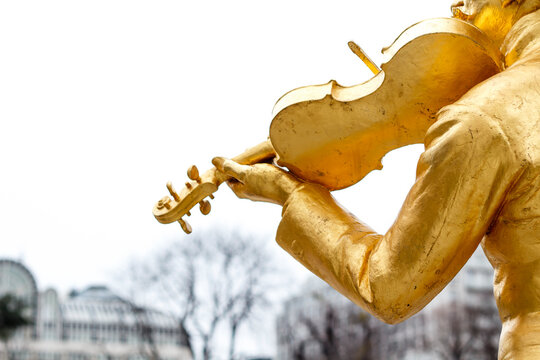 Famous statue of Johann Strauss at Stadtpark in Vienna, Austria.