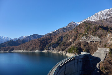 秋（11月） 黒部ダムと雪化粧した赤牛岳・立山連峰 富山県