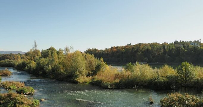 Contournement des eaux du Rhin dans un paysage bucolique, riche en faune et flore en amont du vieux pont (Altebr&uuml;cke) de Rheinfelden entre la Suisse et l'Allemagne