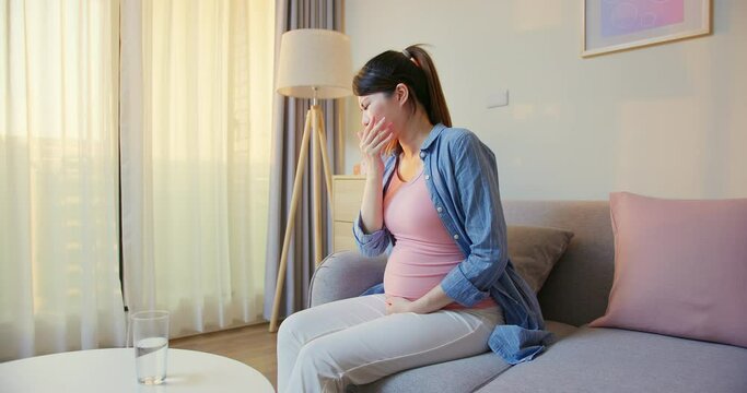 pregnant woman has morning sickness