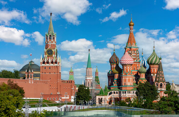 Fototapeta premium Cathedral of Vasily the Blessed (Saint Basil's Cathedral) and Spasskaya Tower on Red Square in Moscow, Russia