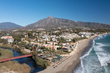 bonita vista de la playa de río verde en Marbella, España