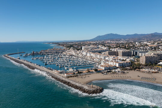 Fototapeta vista de aérea de puerto Banús en un día azul, Marbella 