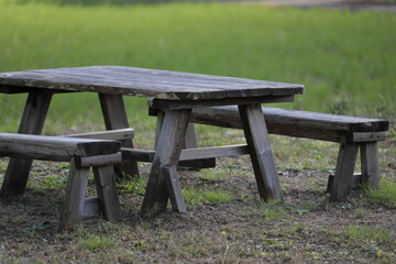 公園の木製ベンチとテーブル
