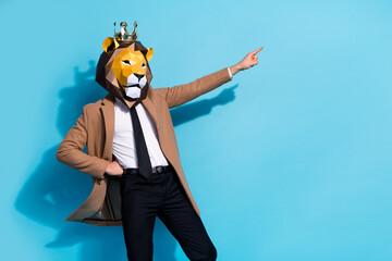 Foto van rare excentrieke kerel leeuw masker karakter punt hand lege ruimte aanbieding thema evenement geïsoleerd over blauwe kleur achtergrond
