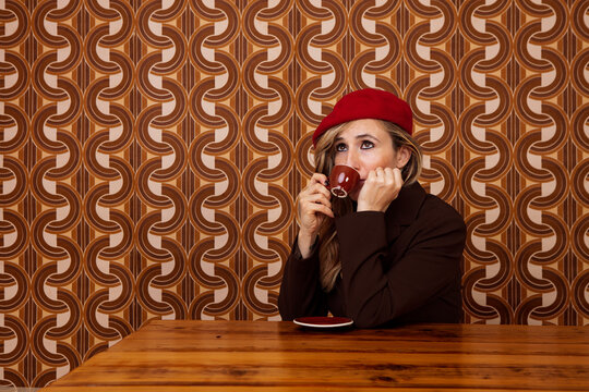 caff&egrave;, donna, persona, innamorata, business, italia, moda, amore, bar, carta da parati, persone, cappello, abitazione, bellezza, un, sorridente, espresso, restaurant, tavola, cucina, seduta, signora, 