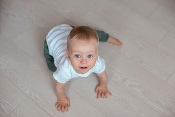 Fototapeta premium child sitting on the floor