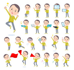 スマートフォンなどのデジタル機器を持つスポーツウエアを着た中年薄毛男性のセット