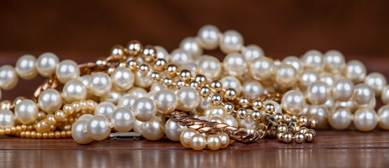 Christmas gift jewelry shopping for women, beautiful white gold pearls banner