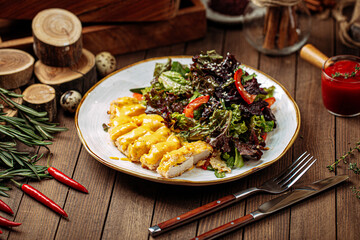 Gourmet warm salad with chicken and curry sauce
