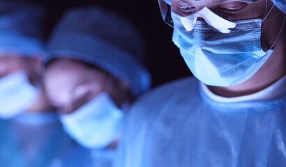 Team surgeon at work in operating room. - obrazy, fototapety, plakaty