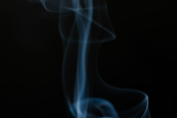 Obraz premium Abstract trickle of smoke on a black background.