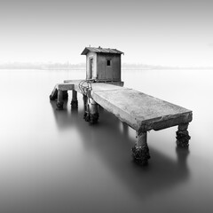 Verlassene Fischerhütte am Ufer der Lagunenstadt Venedig. - 471096489