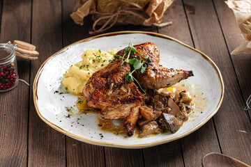 Gourmet portion of chicken with mashed potatoes