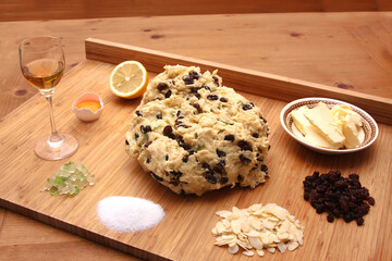 Teig und Zutaten für den Christstollen