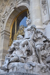 Fototapeta na wymiar Portail et sculptures du Petit palais à Paris, France