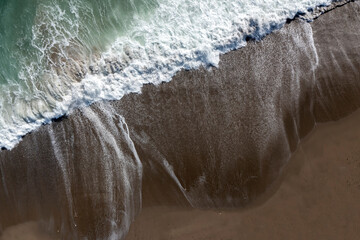 olas que rompen con fuerza en la orilla de la playa
