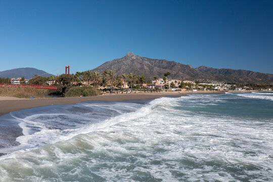 Fototapeta bonita vista de la playa de río verde en Marbella, España