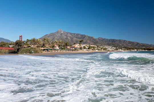 Fototapeta bonita vista de la playa de río verde en Marbella, España