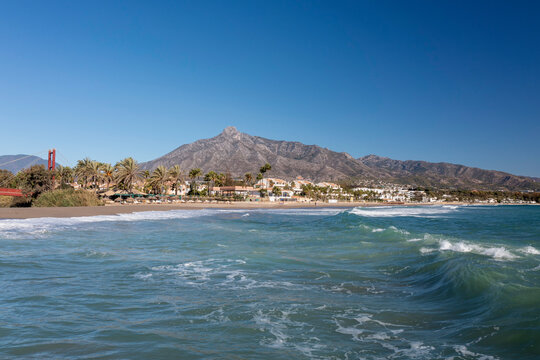 Fototapeta bonita vista de la playa de río verde en Marbella, España