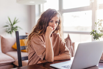 Obraz premium Frustrated upset woman freelancer has just got unpleasant bad news