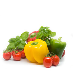 Paprika, Basilikum und Kirschtomaten auf weißem Hintergrund