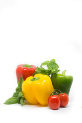 Paprika, Basilikum und Kirschtomaten auf weißem Hintergrund