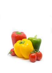 Paprika und Kirschtomaten auf weißem Hintergrund