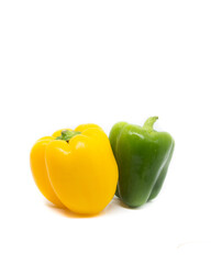 Paprika, Basilikum und Kirschtomaten auf weißem Hintergrund