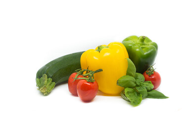 Spargel, Kirschtomaten, Basilikum, Paprika und Zucchini auf weißem Hintergrund