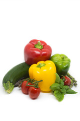 Spargel, Kirschtomaten, Basilikum, Paprika und Zucchini auf weißem Hintergrund