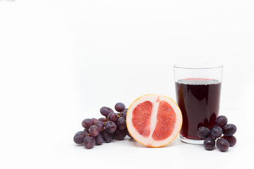 Traubensaft isoliert auf weißem Hintergrund