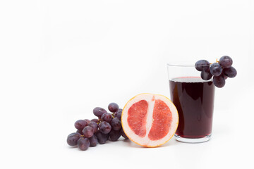 Traubensaft isoliert auf weißem Hintergrund