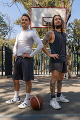 Retrato de dos jugadores latinos de baloncesto al terminar el partido
