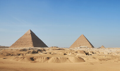 Fototapeta na wymiar View of Cheops and Khafre form distance