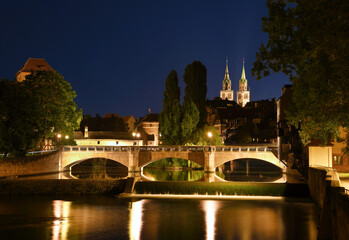 Nürnberg Maxbrücke mit Altstadt bei Nacht
