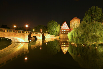 Nürnberg Wasserturm und Maxbrücke bei Nacht