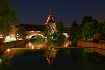 Nürnberg Schlayerturm mit Kettensteg bei Nacht