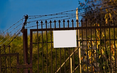 Stare zardzewiałe stalowe ogrodzenie . Miejsce na napis. Old rusty steel fence. A place for the inscription.  - obrazy, fototapety, plakaty