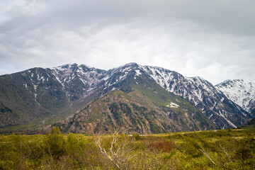 富山県立山町にある立山の冬の雪景色のある風景 Landscape with snowy winter scenery of Tateyama in Tateyama Town, Toyama Prefecture, Japan.
