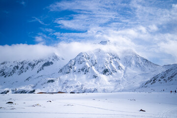 Obraz premium 富山県立山町にある立山の冬の雪景色のある風景 Landscape with snowy winter scenery of Tateyama in Tateyama Town, Toyama Prefecture, Japan.