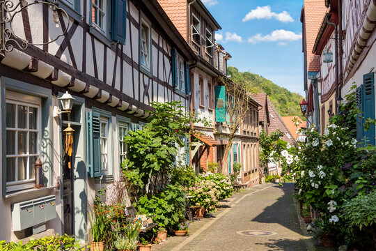 Historische Fachwerkh&auml;user in einer Gasse in Heppenheim an der Bergstra&szlig;e, Hessen in Deutschland