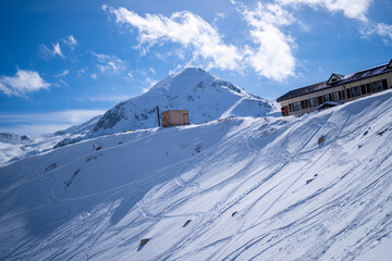 富山県立山町にある立山の冬の雪景色のある風景 Landscape with snowy winter scenery of Tateyama in Tateyama Town, Toyama Prefecture, Japan.