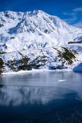 Fototapeta premium 富山県立山町にある立山の冬の雪景色のある風景 Landscape with snowy winter scenery of Tateyama in Tateyama Town, Toyama Prefecture, Japan.