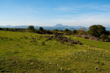 Plateau de Gergovie avec vue sur le Puy-de-Dôme. Auvergne-Rhône-Alpes France.
