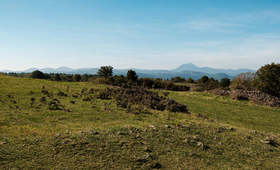 Plateau de Gergovie avec vue sur le Puy-de-D&ocirc;me. Auvergne-Rh&ocirc;ne-Alpes France.