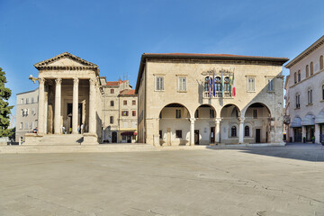 Fototapeta na wymiar Tempio di Augusto e Municipio, Pola, Istria, Croazia