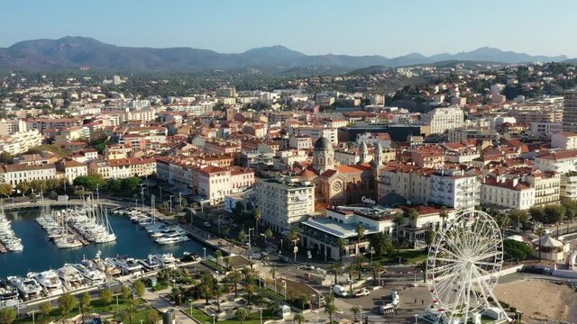 survol du port de plaisance de Fr&eacute;jus dans le Var et de la plage de Saint-Aygulf