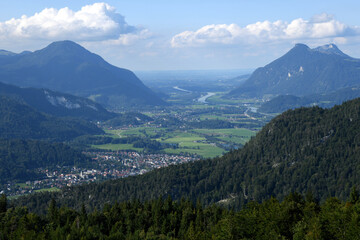 Ein Panoramablick über die Gemeinde Kiefersfelden in Bayern, Deutschland. Der Ort liegt im Inntal und ist der Grenzübergang zu Kufstein, Österreich. 