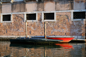 Fototapeta na wymiar old boat venice seagul